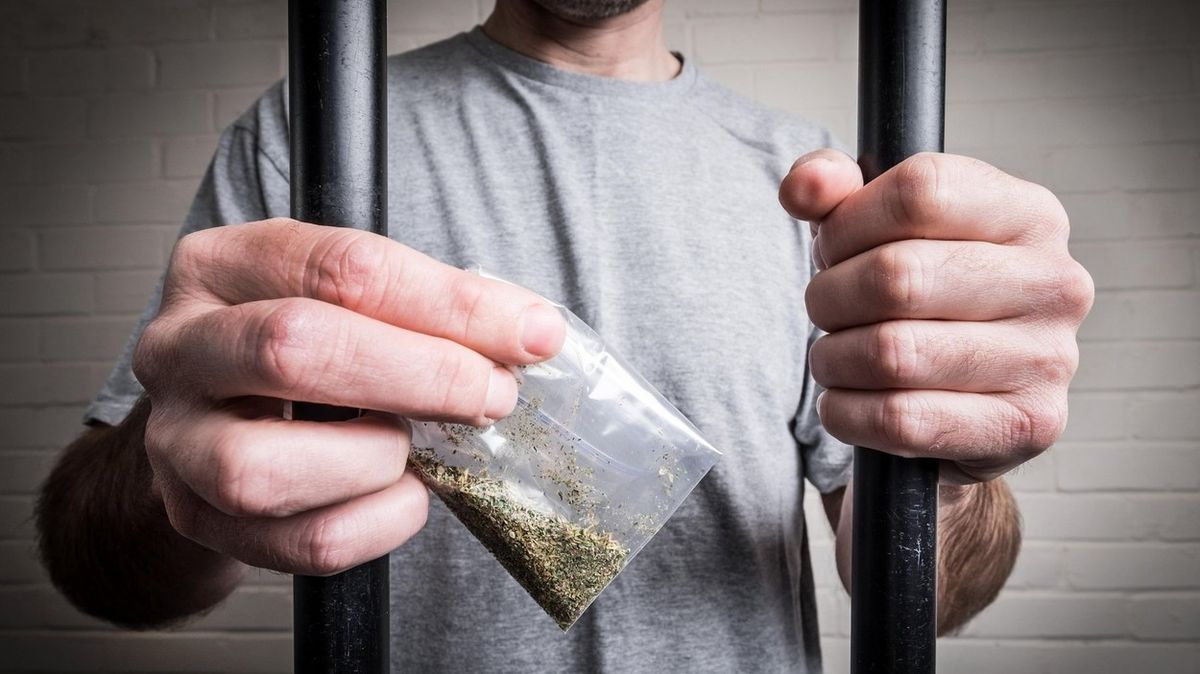 Mladík zásoboval podle policie vězně v Příbrami marihuanou, hrozí mu pět let